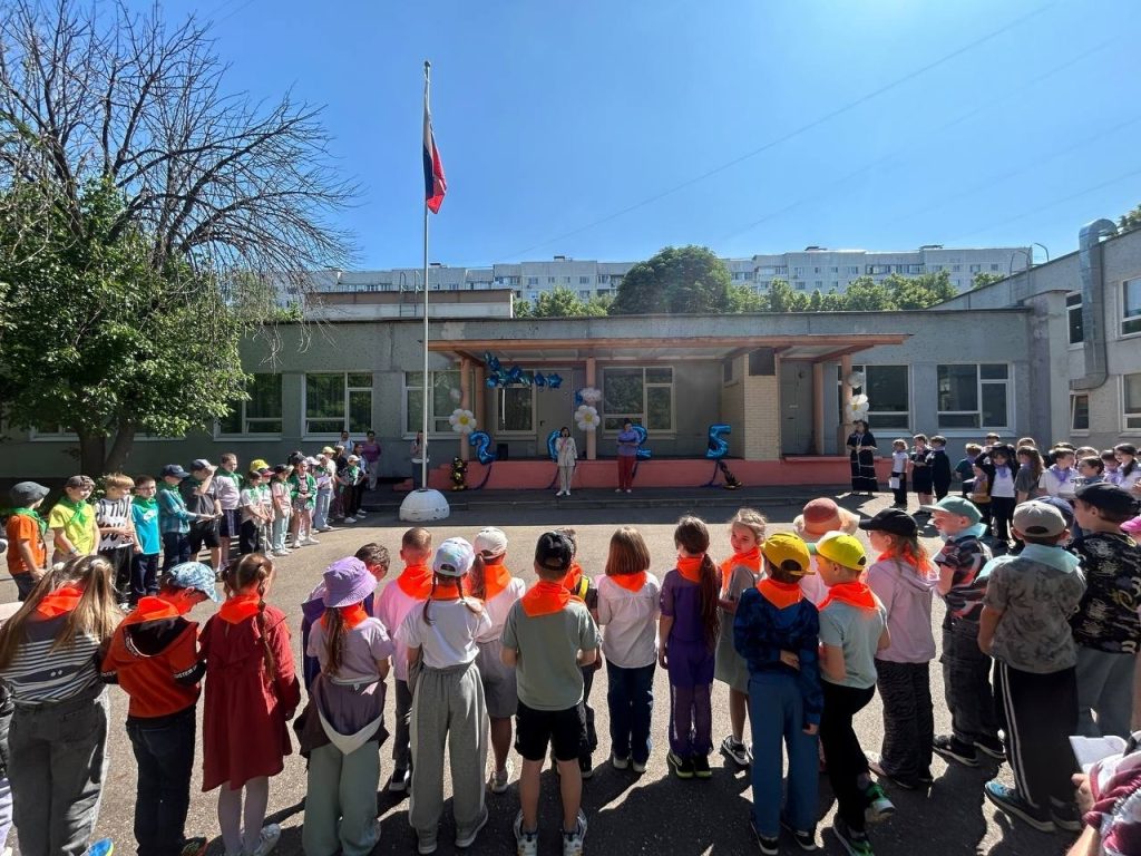 Сотрудники школы №1569 «Созвездие» открыли летнюю смену городского лагеря. Фото: официальная страница школы №1569 «Созвездие» в социальных сетях