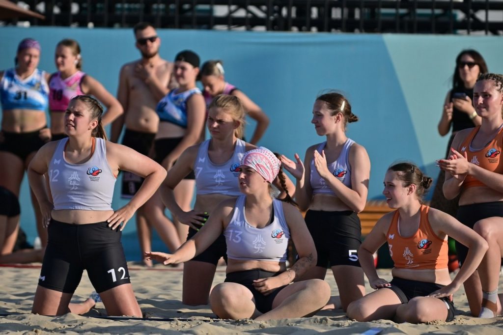 Спортсменки МГА выступят на чемпионате России по пляжному гандболу. Фото: официальная страница Московской гандбольной академии в социальных сетях