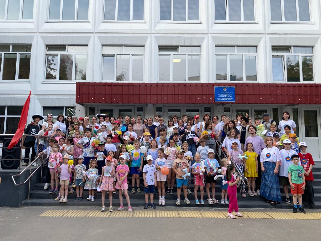 Персонал школы №2116 провел для учеников летний фестиваль. Фото: официальная страница школы №2116 в социальных сетях 