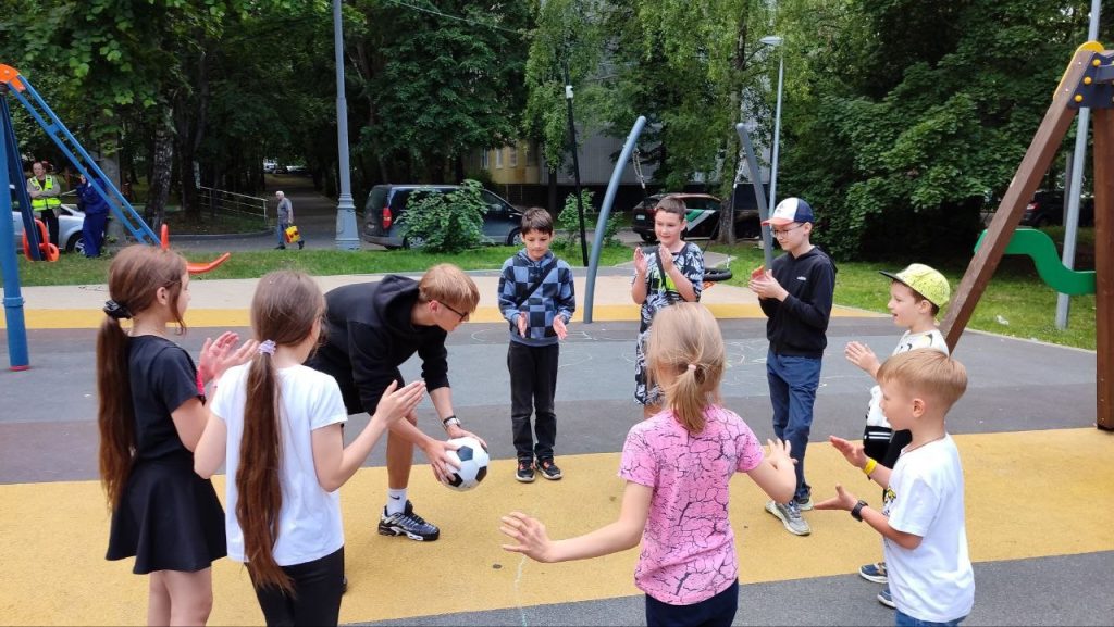 Представители ЦДКиС «Юг столицы» провели интерактивную программу для детей. Фото: официальная страница Центра досуга, культуры и спорта «Юг столицы» в социальных сетях