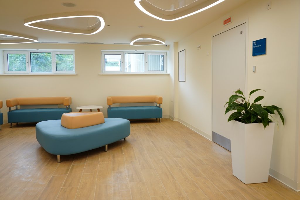 Специалисты ФНКЦ ФМБА России провели операцию пациенту с гонартрозом. Фото: Анна Быкова, «Вечерняя Москва»