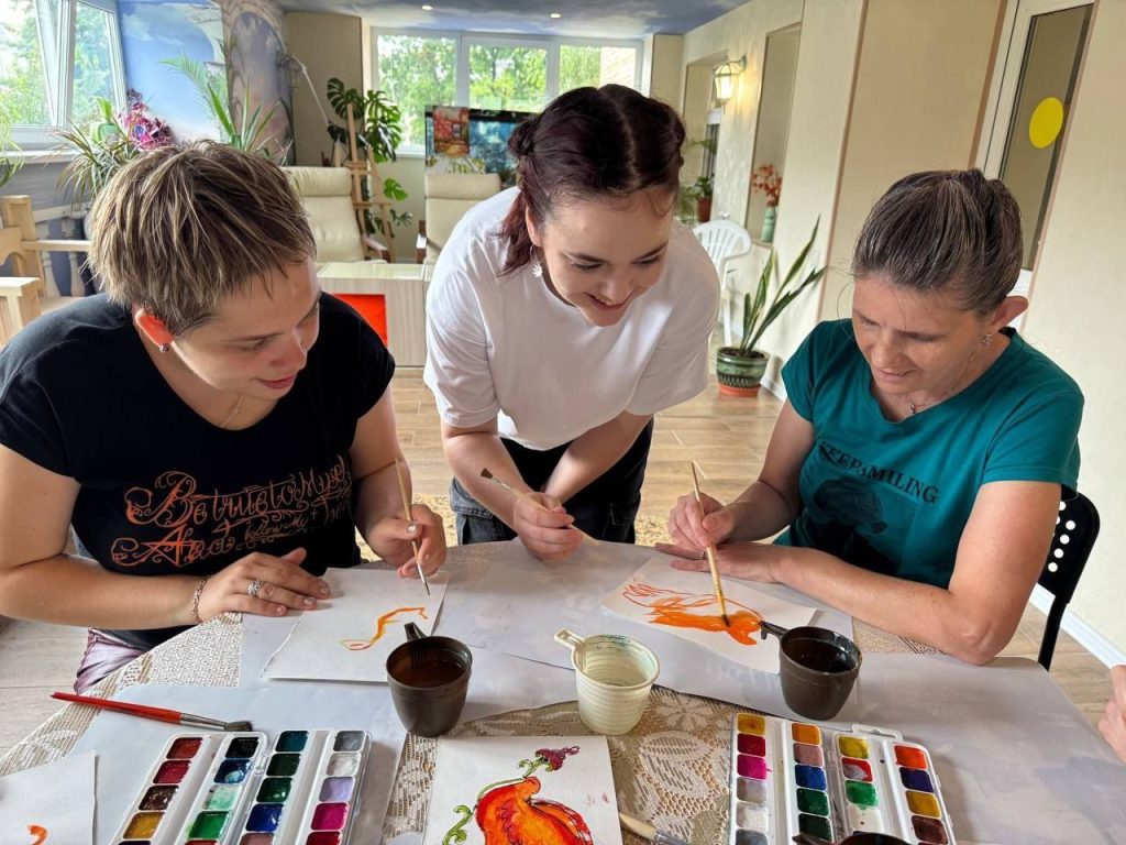 Студентка Колледжа ДПИ имени Карла Фаберже провела мастер-класс в пансионате. Фото: официальная страница Колледжа декоративно-прикладного искусства имени Карла Фаберже в социальных сетях 