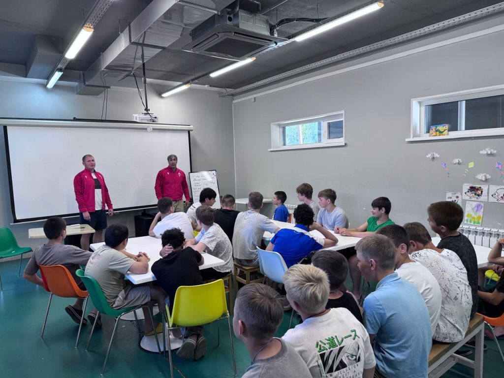 Сотрудники МКСШОР «Юг» провели профилактическую беседу со спортсменами. Фото: официальная страница Московской комплексной спортивной школы олимпийского резерва «Юг» в социальных сетях