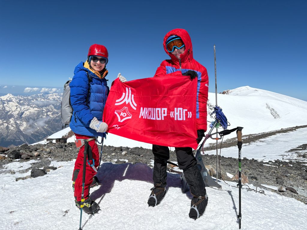 Представитель МКСШОР «Юг» совершил восхождение на вершину горы Эльбрус. Фото: официальная страница Московской комплексной спортивной школы олимпийского резерва «Юг» в социальных сетях
