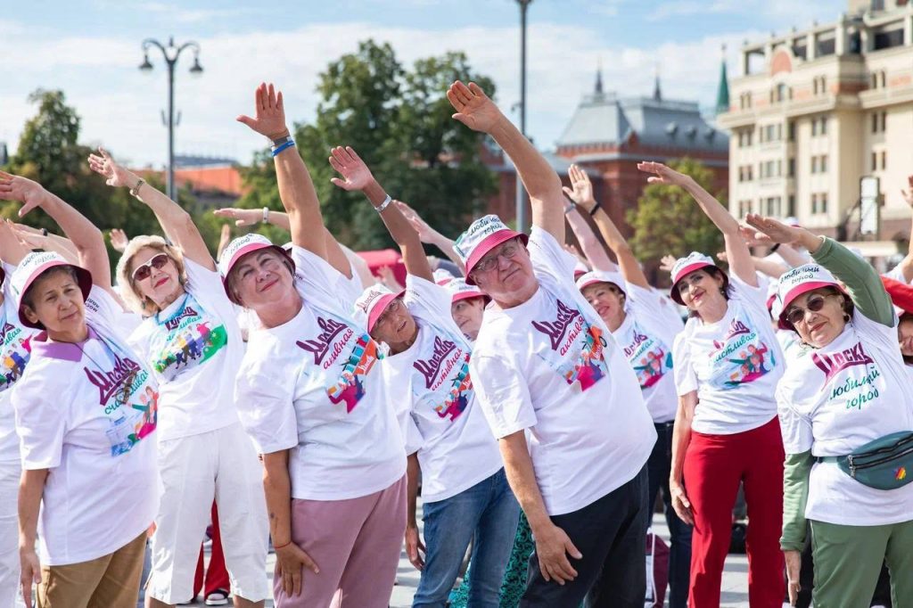 Сотрудники ЦМД «Зябликово» пригласили горожан на тренировки в парках. Фото: официальный Telegram-канал Центра московского долголетия