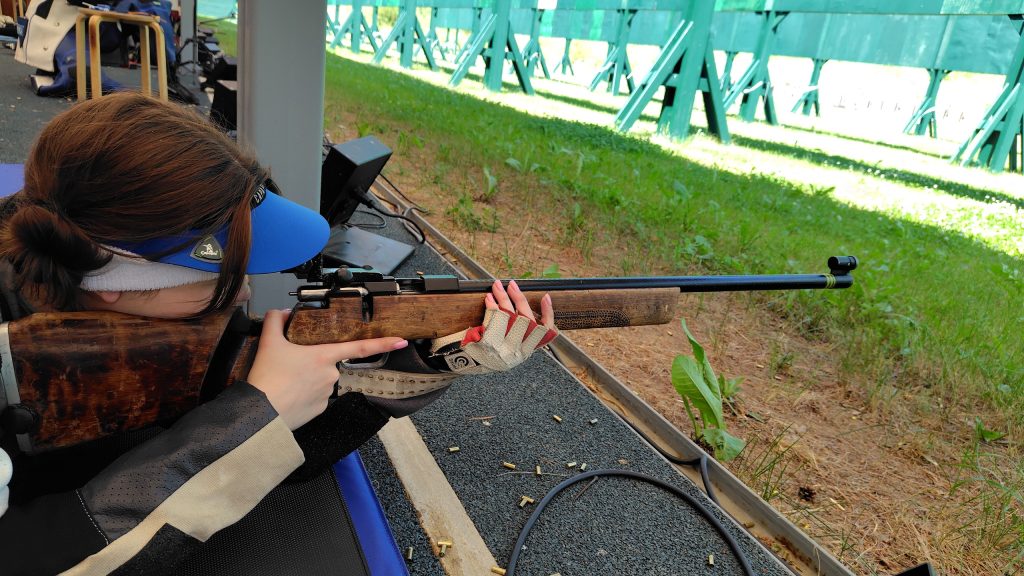 Представительницы МКСШОР «Юг» стали участницами состязаний по пулевой стрельбе. Фото: официальная страница Московской комплексной спортивной школы олимпийского резерва «Юг» в социальных сетях