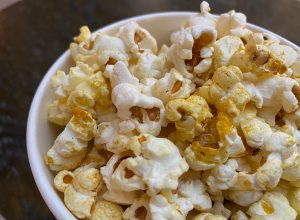 Сотрудники ЦМД «Зябликово» анонсировали проведение киносеанса. Фото: Анна Быкова, «Вечерняя Москва»