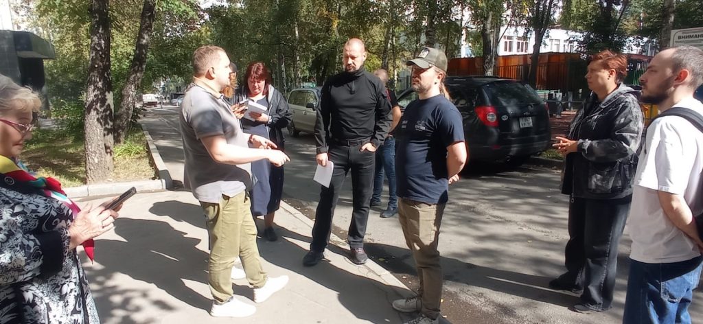 Глава управы района Зябликово провел обход территории. Фото: официальная страница управы района Зябликово в социальных сетях