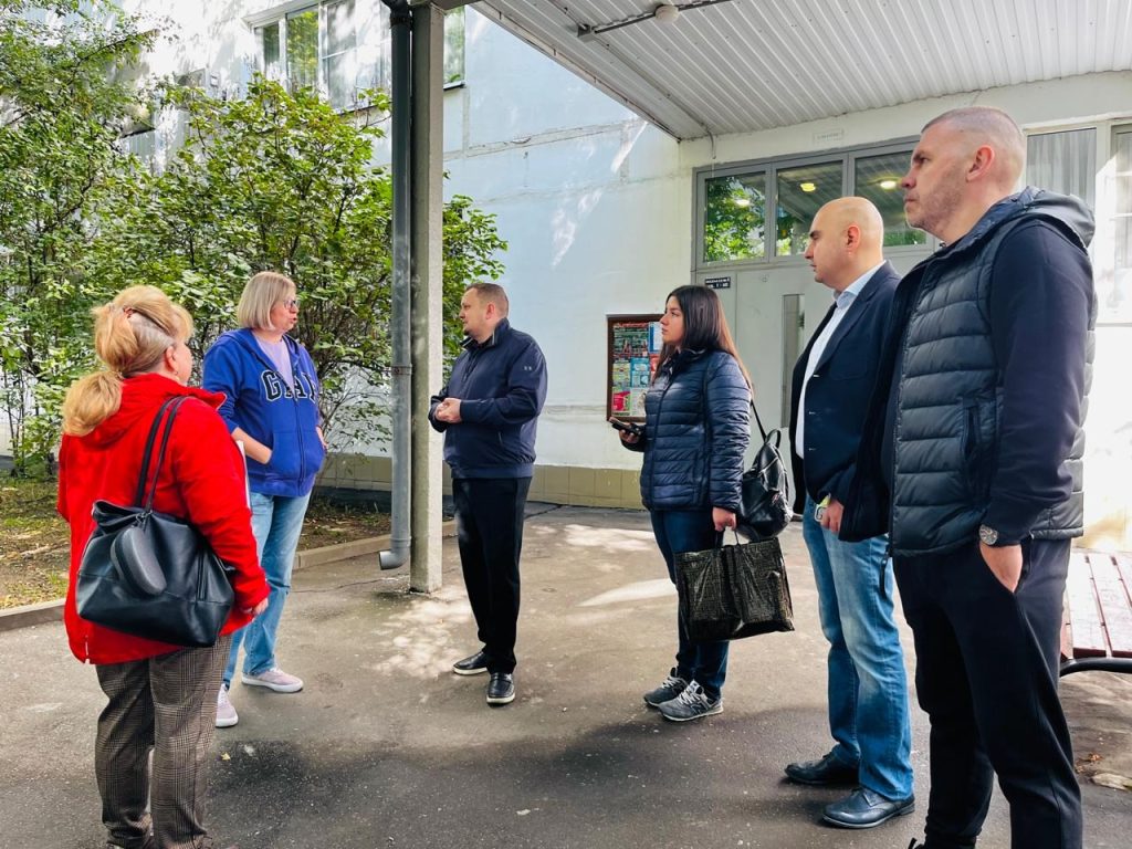 Глава управы района Зябликово провел обход территории. Фото: официальная страница управы района Зябликово в социальных сетях