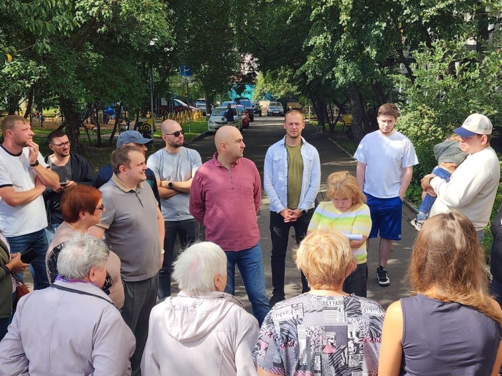 Обход территории провел глава управы района Зябликово. Фото: официальная страница управы района Зябликово в социальных сетях