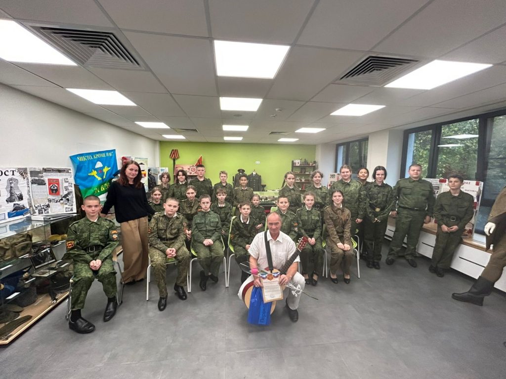 Поэт и композитор посетил школу №534. Фото: официальная страница школы №534 в социальных сетях