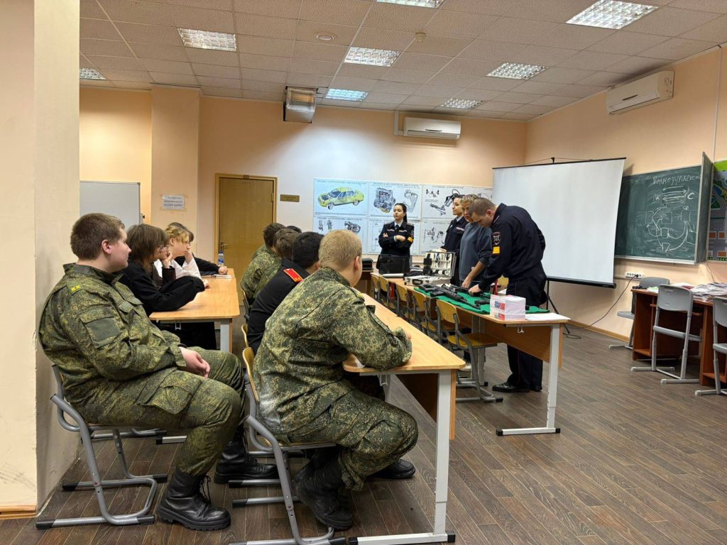 Ребята из школы №534 прошли профпробу «Криминалист» в Юридическом колледже. Фото: официальная страница школы №534 в социальных сетях