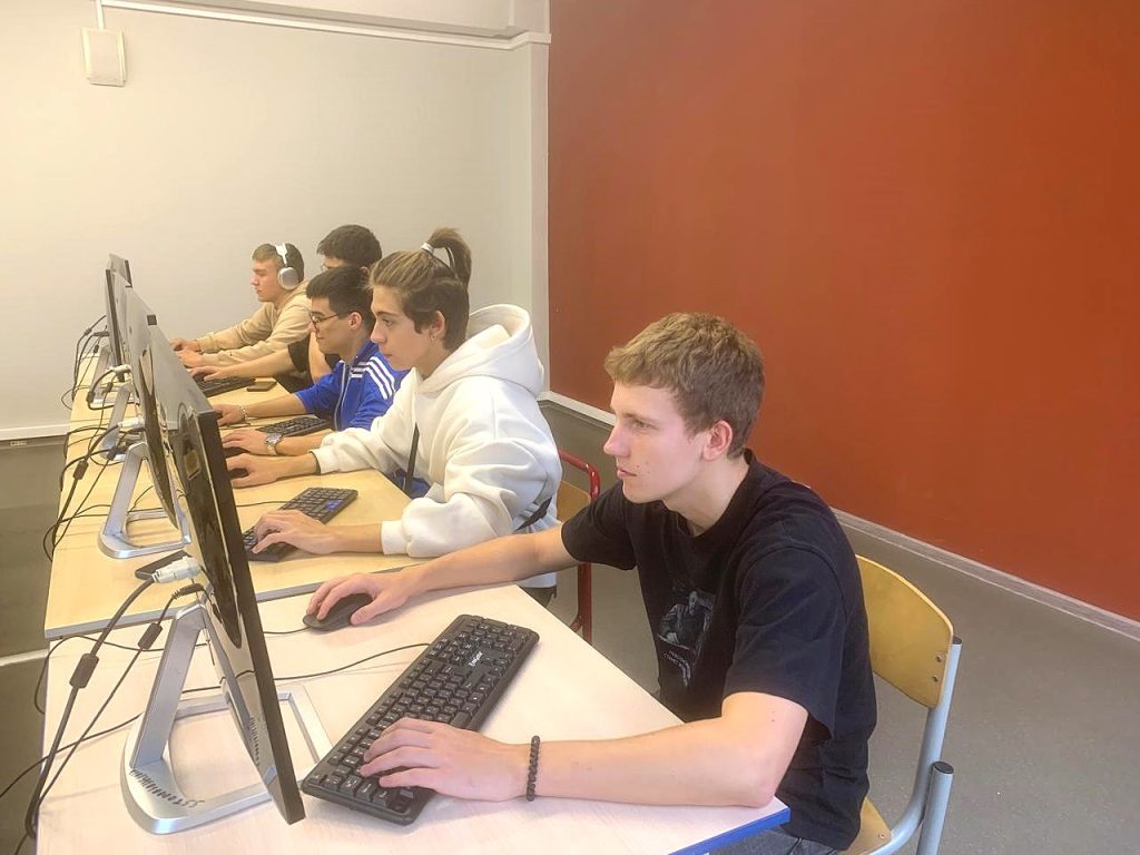 Киберспортсмены ОКГ «Столица» станут участниками всероссийского этапа турнира. Фото: официальная страница Образовательного комплекса градостроительства «Столица»