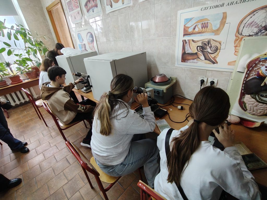 Ученики школы №2116 посетили Институт естествознания и спортивных технологий МГПУ. Фото: официальная страница школы №2116 в социальных сетях