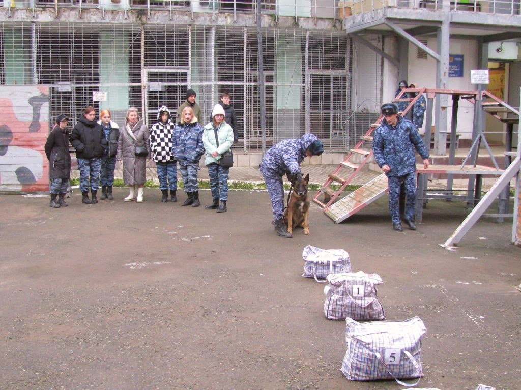 Кинологическое отделение СИЗО посетили студенты ОКГ «Столица». Фото: официальная страница Образовательного комплекса градостроительства «Столица» в социальных сетях