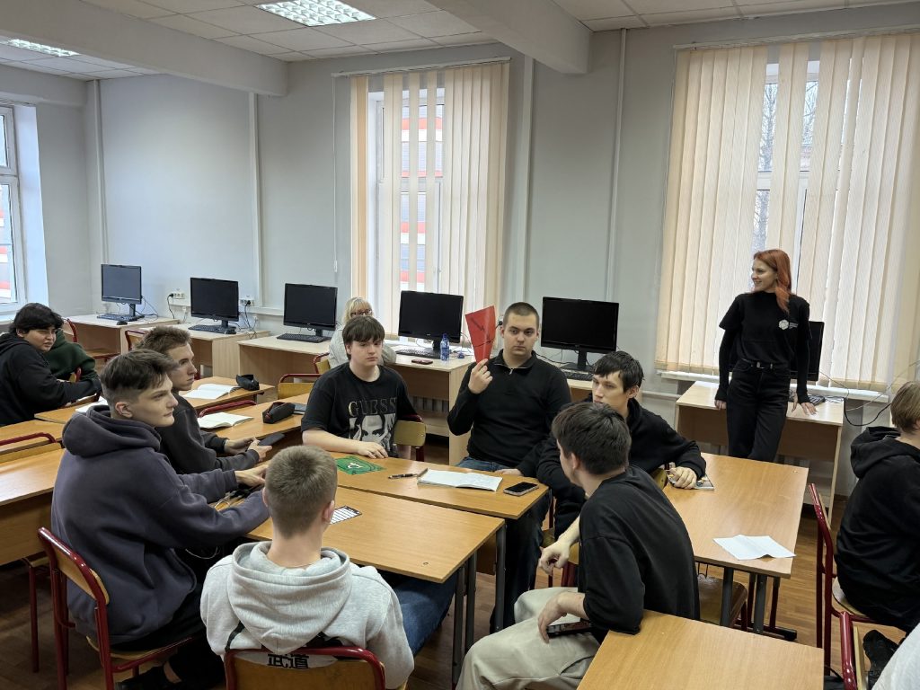 Первокурсники ОКГ «Столица» стали участниками тренинга по финансовой грамотности. Фото: официальная страница Образовательного комплекса градостроительства «Столица» в социальных сетях