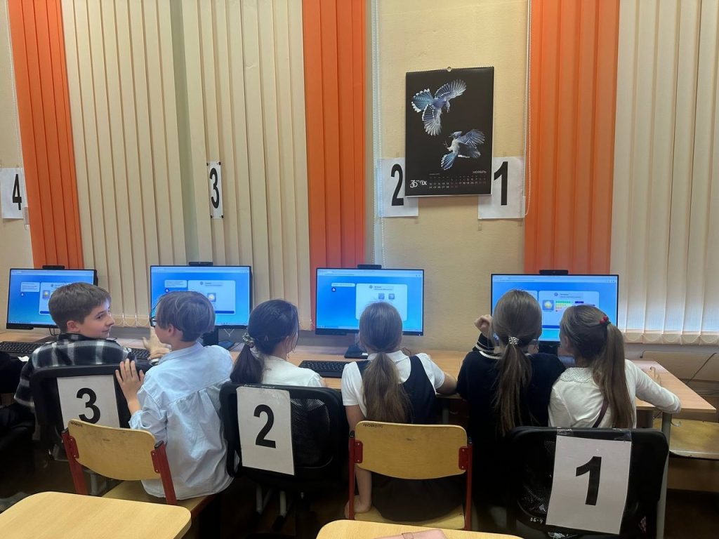 Ученики школы №1569 «Созвездие» приняли участие в занятии «Урок цифры». Фото: официальная страница школы №1569 «Созвездие» в социальных сетях