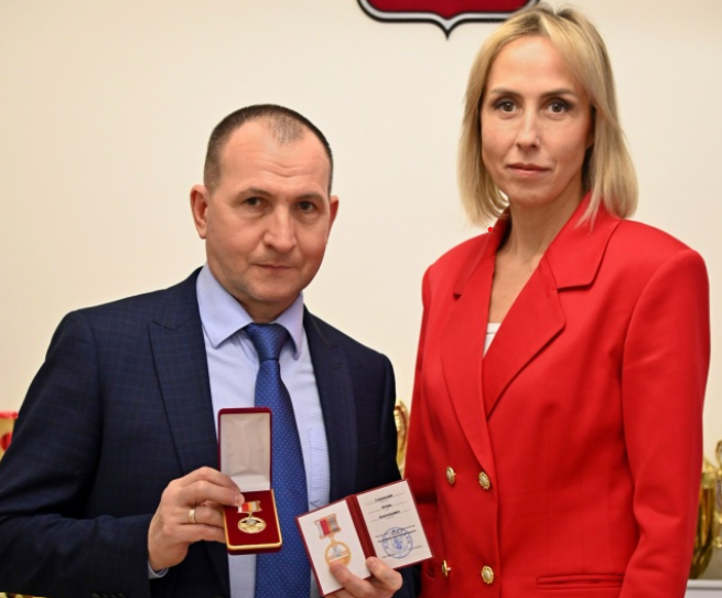 Заместитель директора МКСШОР «Юг» получил знак отличия Правительства Москвы. Фото: официальная страница Московской комплексной спортивной школы олимпийского резерва «Юг» в социальных сетях
