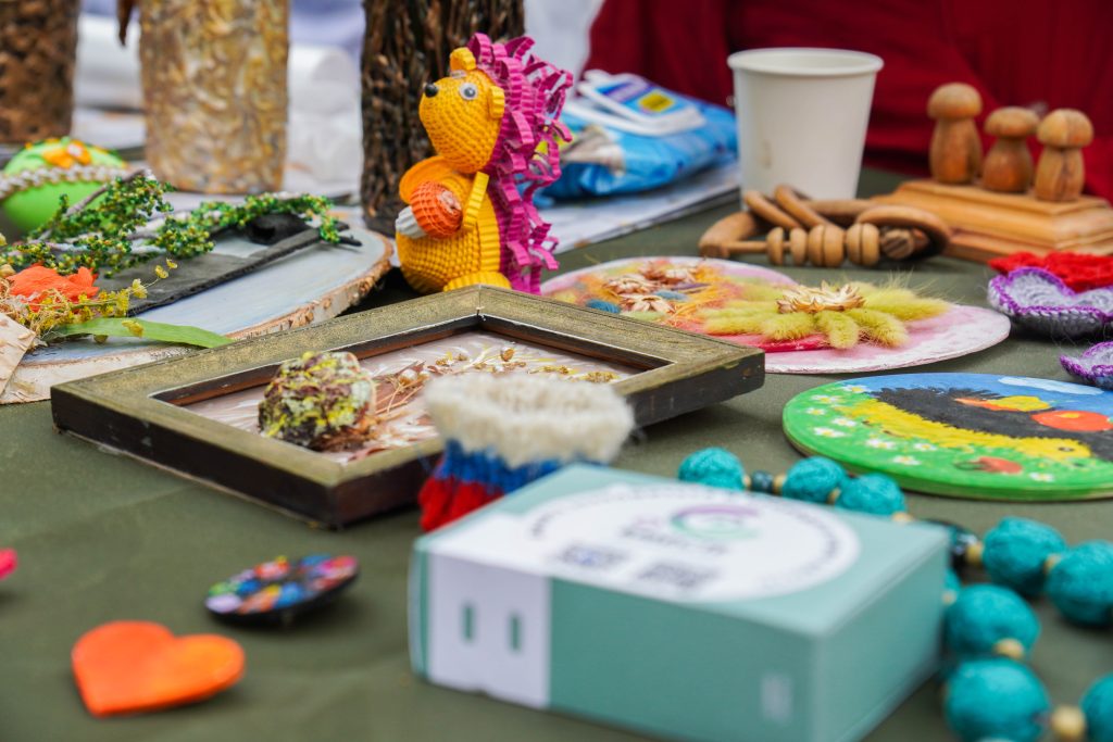 Представители СЦ «Планета Семьи» проведут мастер-класс «День зимующих птиц России». Фото: Ксения Догонашева, «Вечерняя Москва»