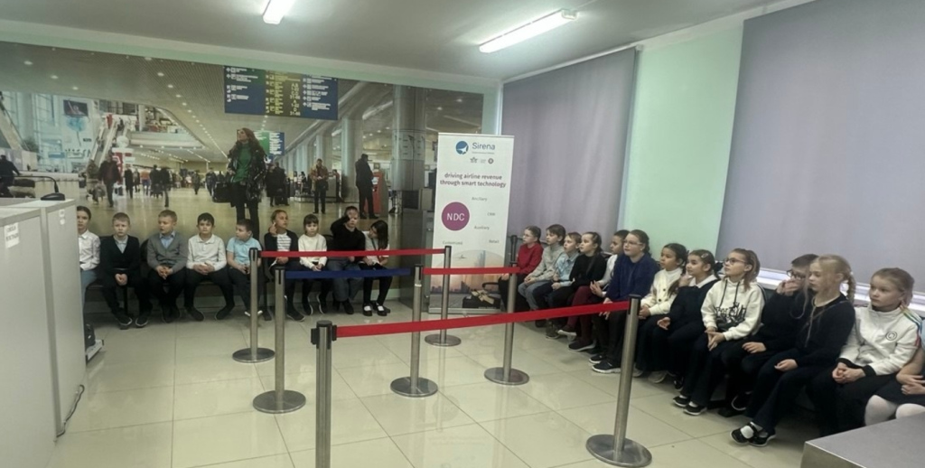 Третьеклассники школы №1569 «Созвездие» приняли участие в мастер-классе по регистрации пассажиров аэропорта. Фото: официальная странице школы №1569 «Созвездие» в социальных сетях