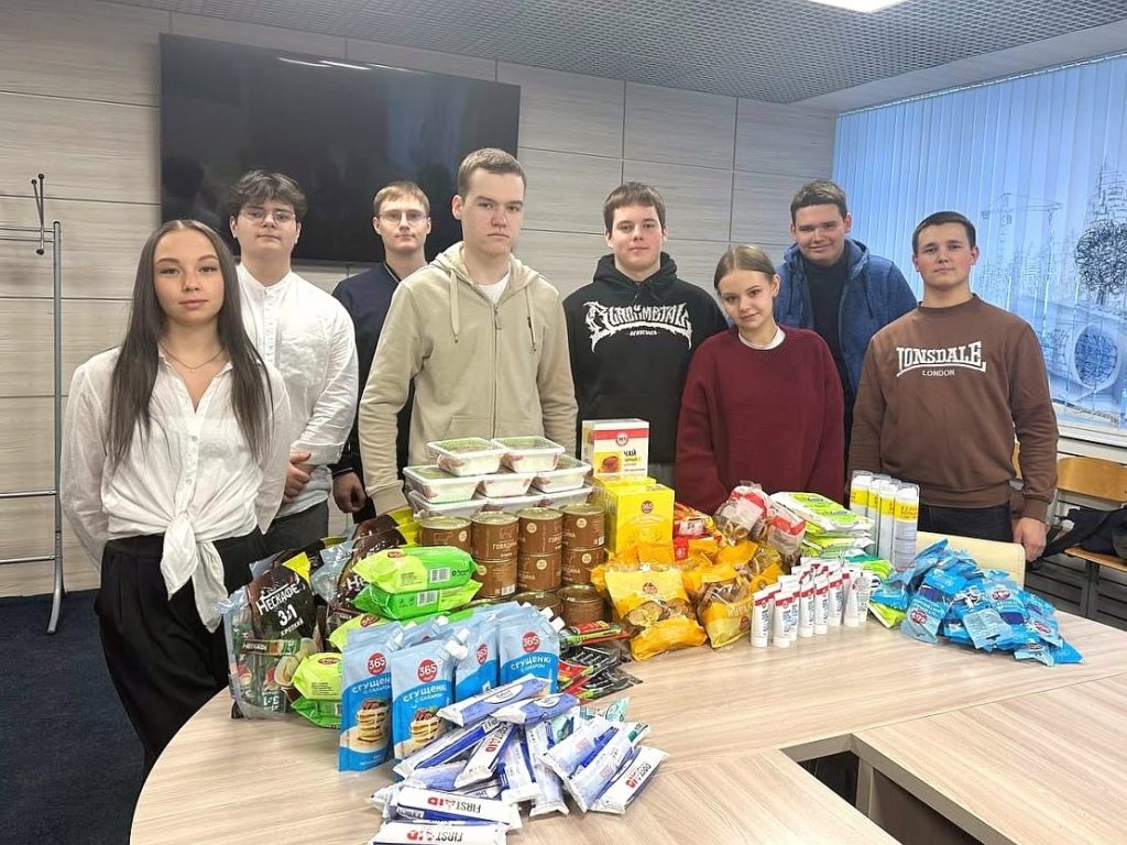 Студенты и педагоги ОКГ «Столица» собрали гуманитарный груз для участников СВО. Фото: официальная страница Образовательного комплекса градостроительства «Столица» в социальных сетях 