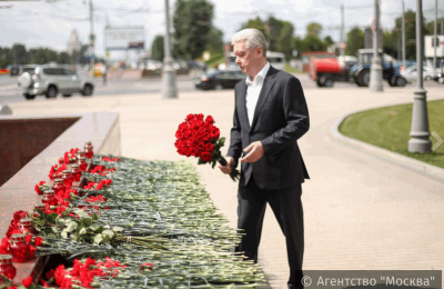 Сергей Собянин возложил цветы на входе станции метро «Парк Победы» в память о погибших в аварии в прошлом году