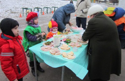 Мамы, папы и дети принимали участие в кулинарном конкурсе, главным блюдом которого были бутерброды