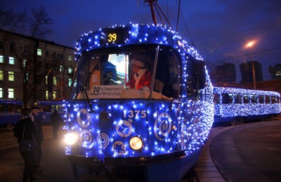 На московские улицы вышел новогодний трамвай