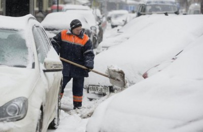 В районе Зябликово сотрудники коммунальных служб ликвидируют последствия снегопада