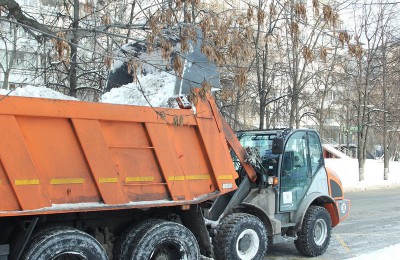 Коммунальщики ЮАО с начала зимы вывезли с территории округа более 800 тысяч кубометров снега