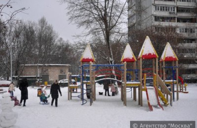 В районе Зябликово проведены работы по уборке детской площадки