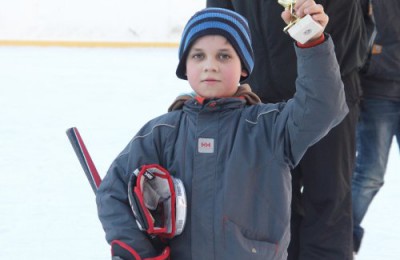 На катке с искусственным льдом, расположенном на Ореховом проезде, прошел детский хоккейный турнир