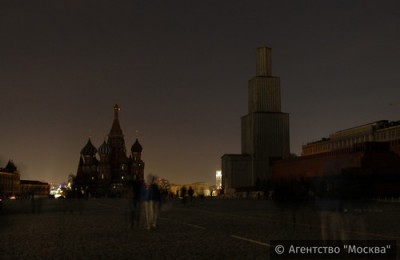На фото Красная площадь без привычной москвичам подсветки