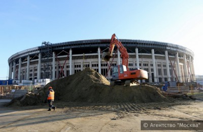 Монтаж сборно-железобетонных конструкций настила трибун завершили на стадионе «Лужники»
