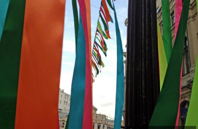 Праздничными флагами и растяжками украсят улицы Москвы к 8 Марта
