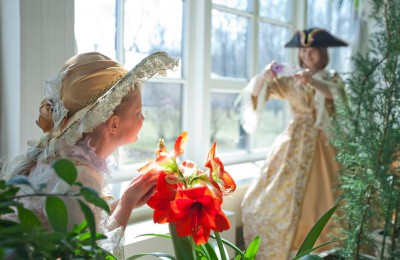 Сфотографироваться на память в костюмах 18 века теперь можно в Царицынских оранжереях