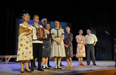 Для ветеранов в преддверии 9 Мая в Московском областном театре юного зрителя показали литературно-музыкальную композицию