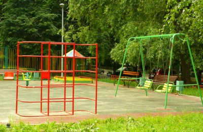 На фото одна из благоустроенных детских площадок в Зябликове в летний период