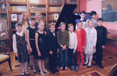 На фото ученики музыкальной школы имени Чайковского