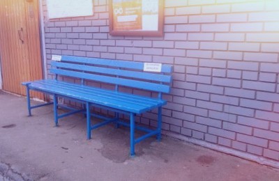 По просьбе жителей в одном из дворов района Зябликово покрасили скамейки