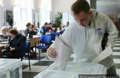 Стали известны имена депутатов, занявших лидирующие позиции в ходе подсчета голосов после проведения первичного этапа голосования «Единой России» в Москве