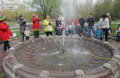 В районе Зябликов в период майских праздников заработал фонтан на пересечении Шипиловской и Кустанайской улиц