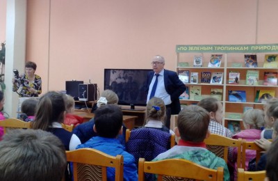 На фото Денис Драгунский беседует с юными посетителями библиотеки