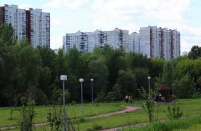 На фото сквер возле поймы реки Городни