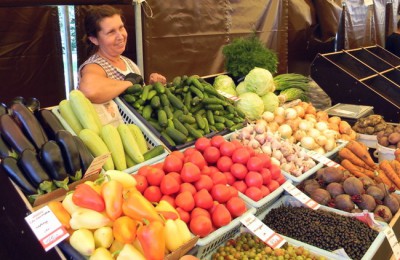Сезонные ягоды, фрукты и овощи по доступным ценам зябликовцы могут найти на местных ярмарках