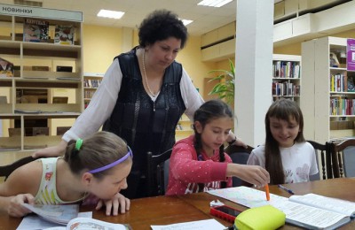 На фото педагог Ольга Шавкова и ее воспитанники