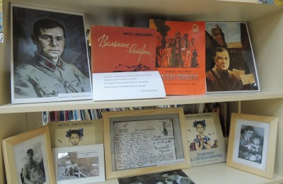 Среди экспонатов представлены около 30 изданий Джалиля, переведенных на русский, татарский и английский языки