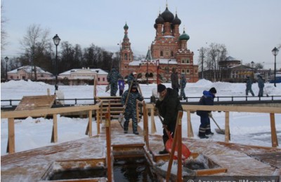 Подготовка места для Крещенских купаний в Москве