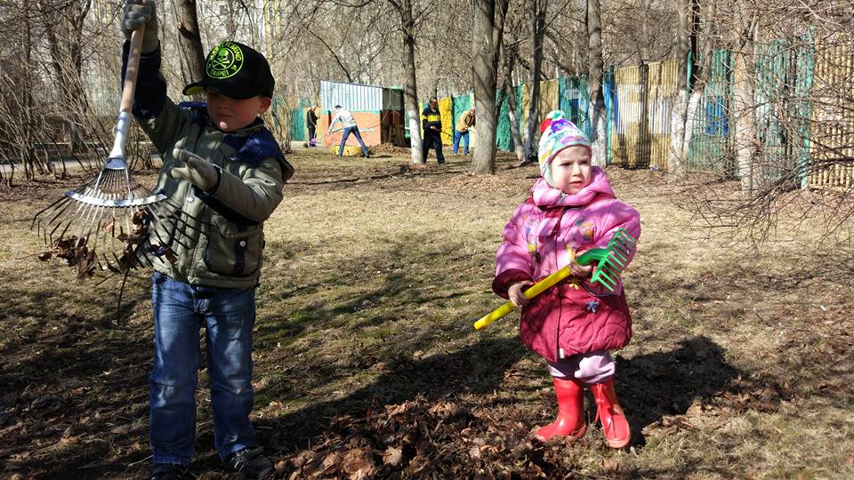 Юные воспитанники Южного на субботнике