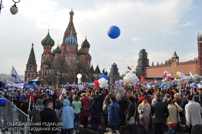 Праздничное шествие на Красной площади